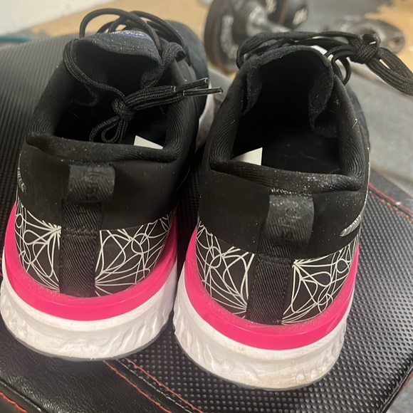 Men Nike react - Picture 3 of 4